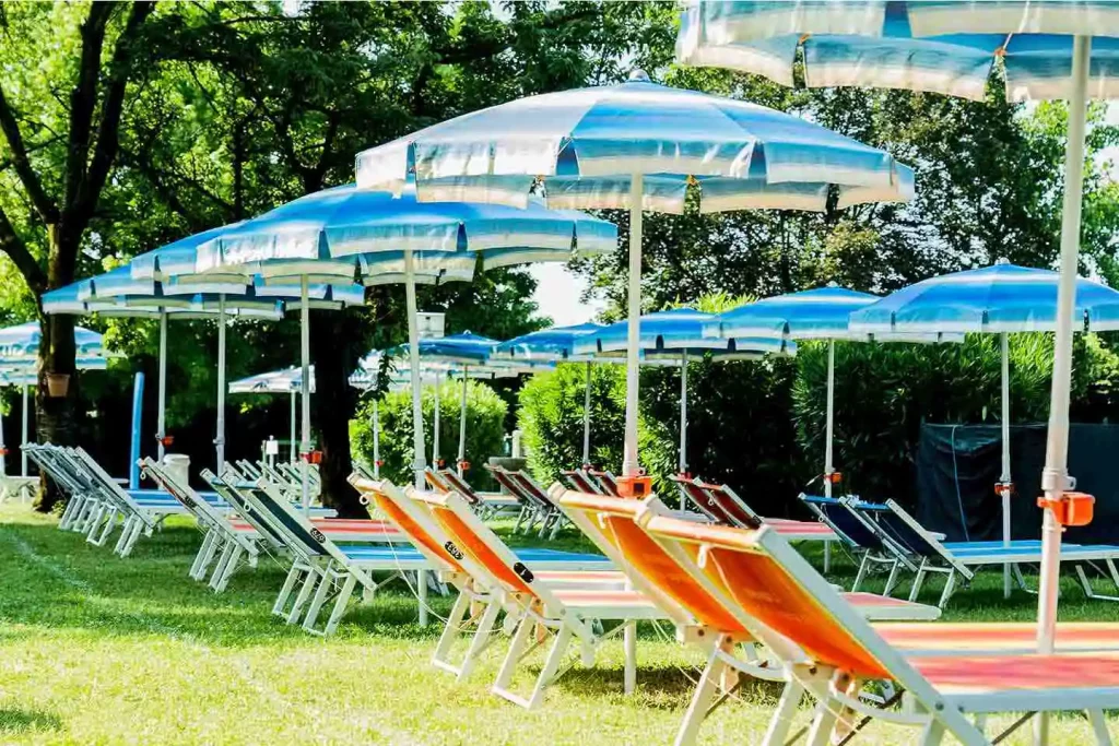 Lettini e ombrelloni sul prato verde del Lido Azzurro Varedo